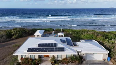 Wave Away! Отели рядом с достопримечательностью «Salt River Bay»