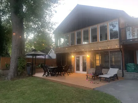 Waterfront 4 Bedroom Home With Spectacular Views