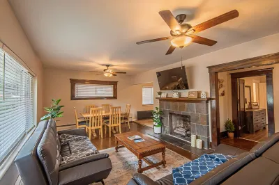 Mountain Views Newly Renovated Home Hotels in 