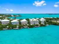 Waterfront Villa with Dock, Walk to Beach Club & Rusty Anchor Rest. 3b/r  3.5b/a のホテル