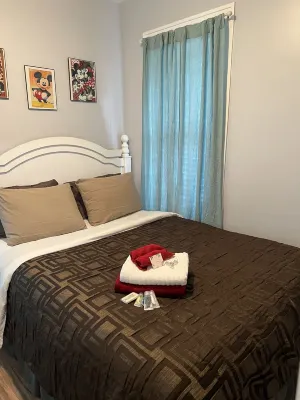 Lovely Three bedroom home and backyard Hôtels à proximité de : Central Park Rose Garden