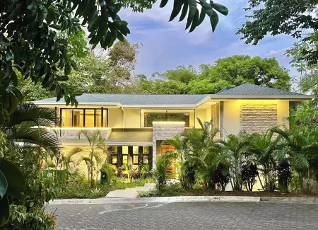 Luxury Architectural Gem in the Jungle - 5 Bdrms - Lots of Wildlife