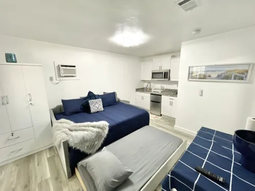 Adorable studio in downtown Cape Coral, FL ! 5 minutes from the beach !!