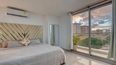 Luxury Airport Penthouse - 3 BD 2 BA Suite + Rooftop Pool