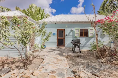 Bungalow Blue ~ 1 bedroom w/ AC in heart of Coral Bay