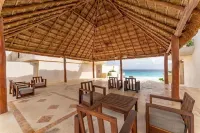 Casa Luna, Cozy Beachfront Apartment in Cancun Hotel Zone.