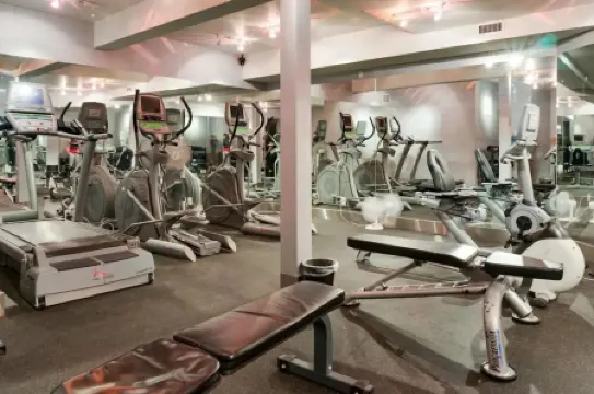 Spacious Condo, Great Location & Mountain Views