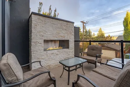 Luxury Home in Quiet Neighborhood near Downtown with Fast Wi-F & 3 Workspaces Отели рядом с достопримечательностью «Калгари-Тауэр»