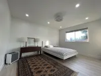 Cozy , spacious and comfortable house. Pet friendly! And close to everything!!!