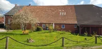 Apartment "Blied" f. Max. 2 pers + toddler, san. Gulfhof, gr. garden Hotels near Castle Osterburg