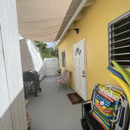 Affordable Solar powered 2-Bedroom Haven with Washer/Dryer, near Red Hook!
