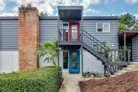 Downtown Kirkland - Luxury 3rd Street Retreat Отели рядом с достопримечательностью «Южный Киркленд Парк энд Райд»