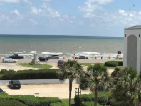 Beach Front Condo In Casa Del Mar 2 min walk to the Beach, Pool, and many more