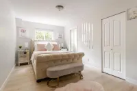 Luxurious & Modern 2 Bedroom Private Suite in Coquitlam 1 Family