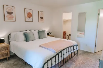 Cozy  apartment with hot tub/pool only minutes from canyons!