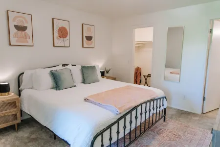 Cozy  apartment with hot tub/pool only minutes from canyons!