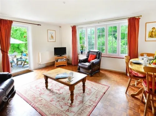 Sixpenny Cottage - balcony