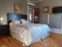 Le 100 St-Laurent Hotels in Saint-Paulin