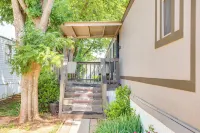 13 Mi to OKC Edmond Home with Playground Access! Hotel di Edmond