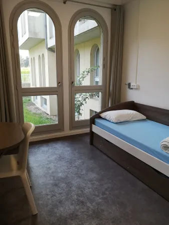 Auberge de Jeunesse Orléans Centre Ville - Hostel Отели в г. Шеси