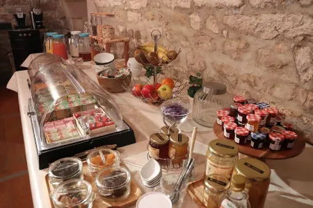 Le Pavillon Saint-Martin Отели в г. Сен-Жульен-де-Лампон