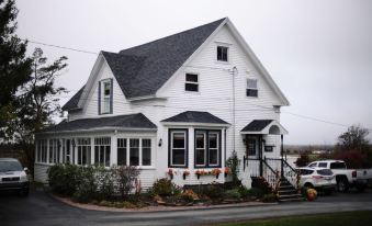 Carleton Inn & Cottages