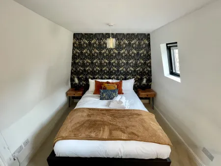 Cosy Oasis in the Heart of Clifton Village Отели в г. Абботс Ли