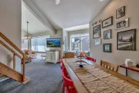 2Br+ Loft Centrally Located Kirkwood Great Value 2 Bedroom Condo by RedAwning