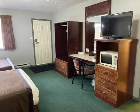 Monashee Lodge Hotels in Revelstoke