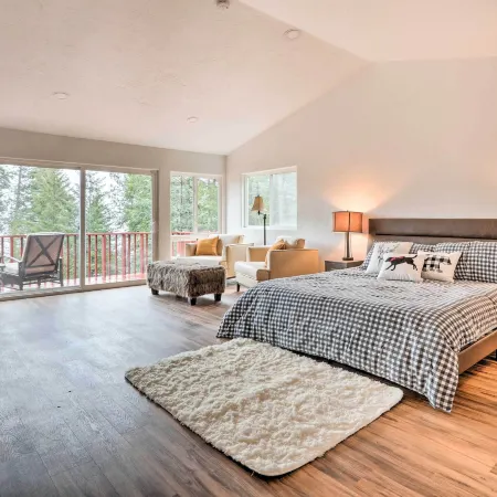 Spacious Sun-up Bay Cabin, 20 Min to Downtown Cda!