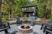 Stunning Outdoor Oasis with Hot Tub and Fire Pit - Elegant Retreat