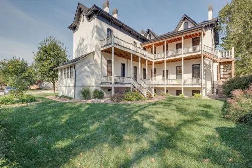 Chic & Historic Apartment ~ 6 Mi to Louisville! - parking