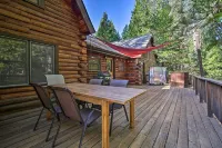 5 Mi to Hiking: Custom Cabin w/ Deck in Arnold! - balcony