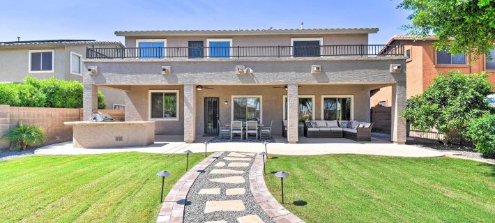 Walk to Surprise Stadium: Villa w/ Covered Patio! Ξενοδοχεία στην πόλη Surprise