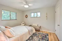 < 3 Mi to Pearl St: Home w/ Large Yard in Boulder - 3-نجوم