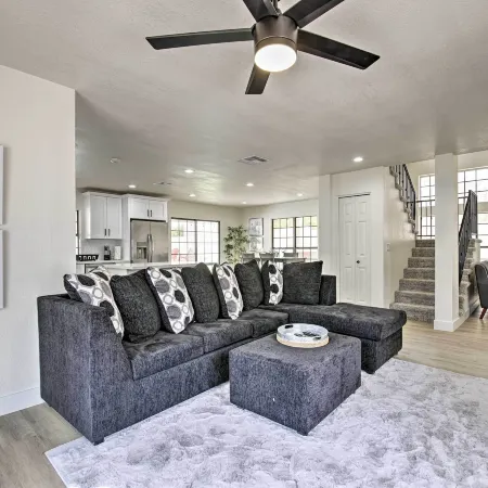 8 mi to Westgate Family-Friendly Glendale Home!