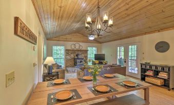 'Creekside Hideaway' w/ Fire Pit + Creek Access!
