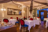 Hôtel Spa Frédéric Carrion et sa Table Gastronomique Hotels in Clessé
