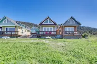 Peaceful Fall Escape: Oregon Home w/ Ocean View - ビーチサイド