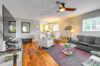 Cozy Singer Island Condo: Walk to Beach & Marina!