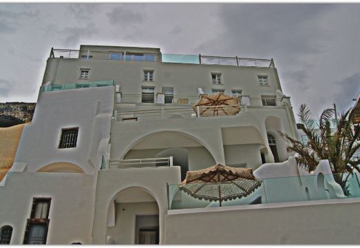 네펠레스 스위트 호텔