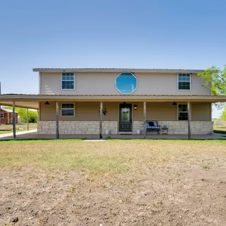 Pet-Friendly Cabin on 3 Acres 7 Mi to Uvalde!