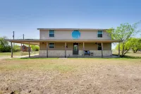 Pet-Friendly Cabin on 3 Acres 7 Mi to Uvalde! - 3-Star