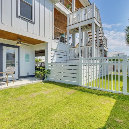 Rooftop Deck & Hot Tub: Mexico Beach Home!