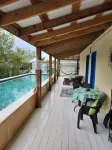 空港近くのトリガーフィッシュのBNB - プール