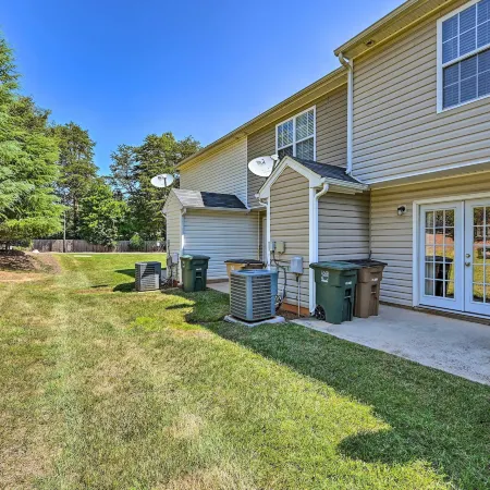 Cozy Greensboro Townhome ~ 7 Mi to Unc Campus