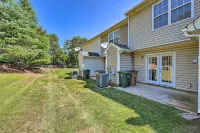 Cozy Greensboro Townhome ~ 7 Mi to Unc Campus