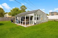 Back Cottage, Walk to Beach, AC & WiFi Hotels in Dennis Port