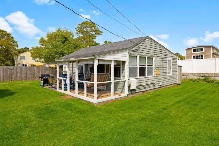 5-Min Walk to Beach, AC, Pet Friendly & WiFi Отели в г. Деннис