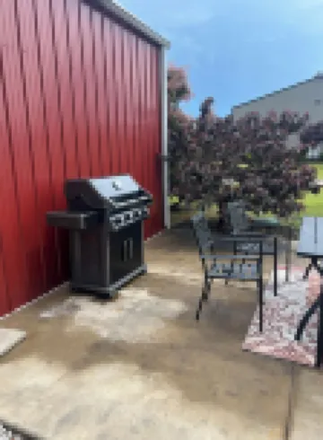 Tranquil 3-bedroom barn right next to Lake Tenkiller in Vian with WiFi, AC